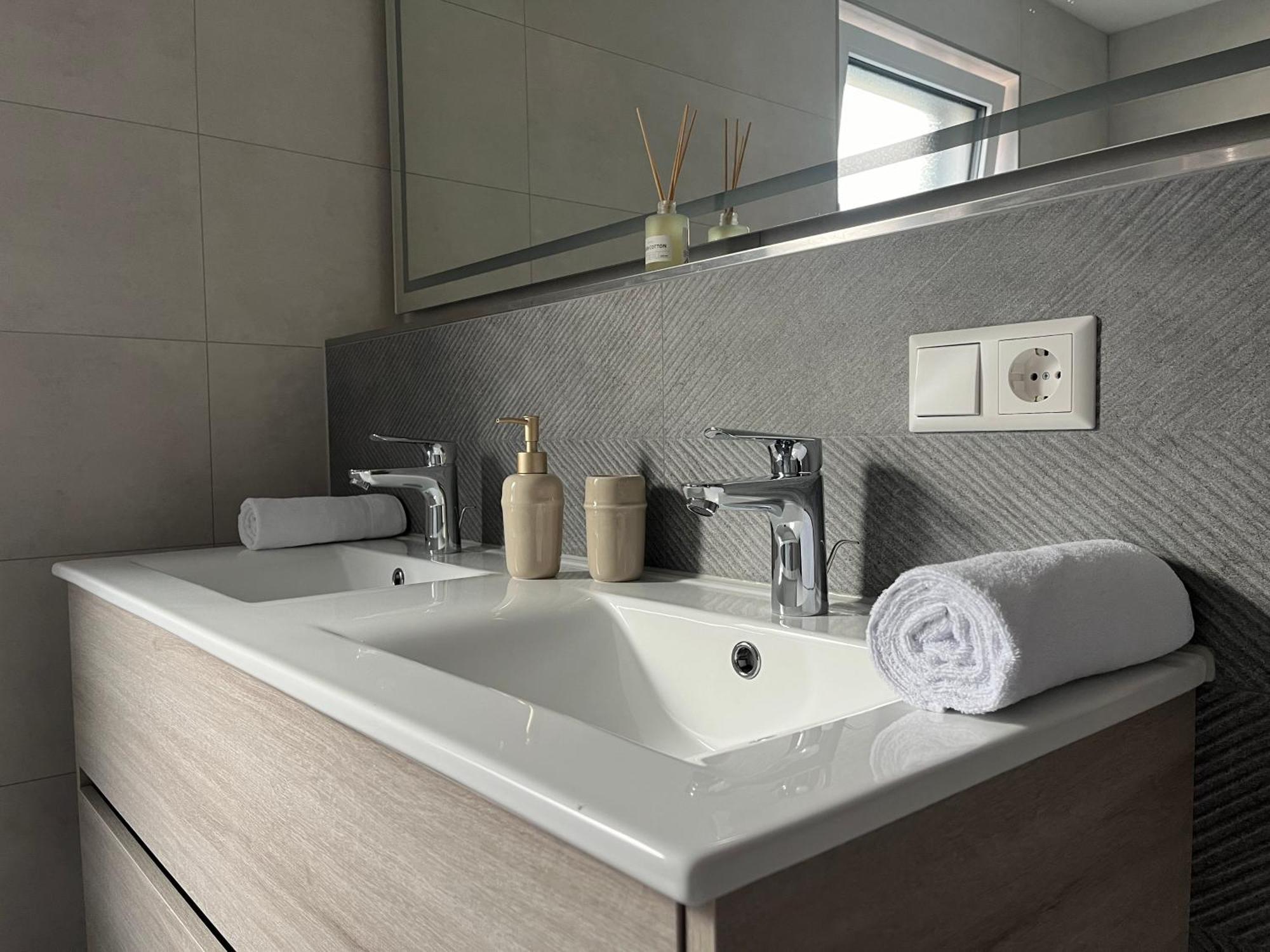 Schluessel Apartments Лар Екстериор снимка